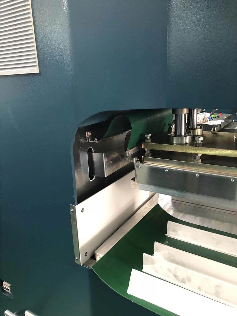 Máquina de soldadura de alta frequência QA-2000 para presilha de correia em PVC PU, guia em V, parede lateral