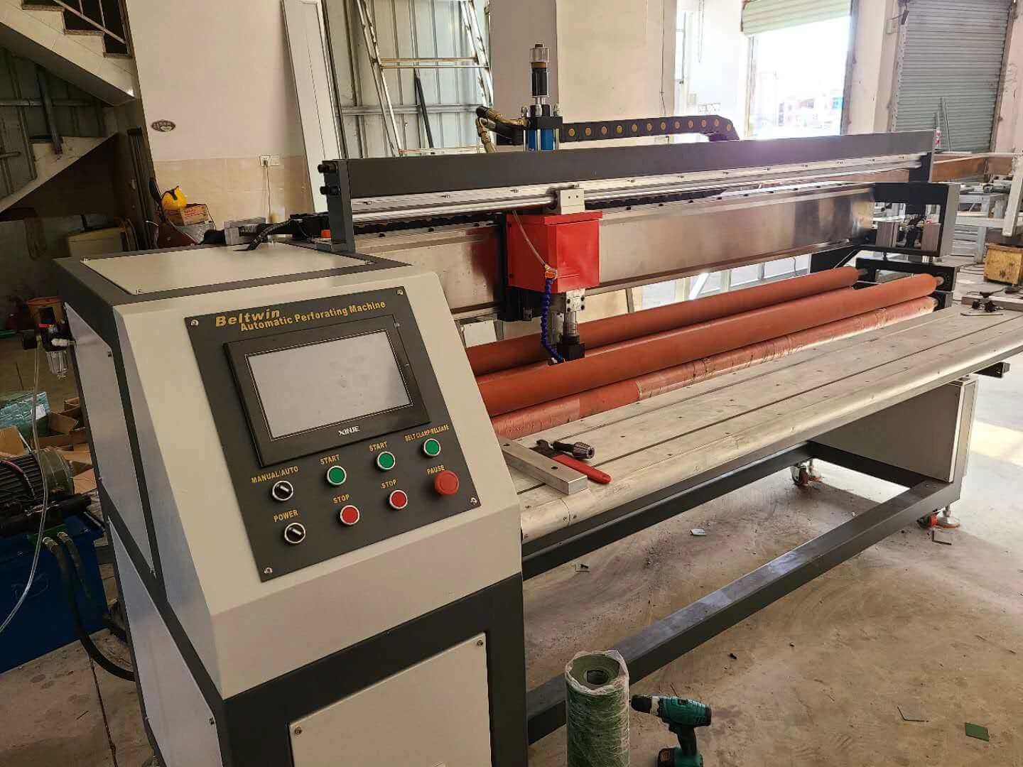 Máquina de perfuração de furos ovais quadrados redondos com cinto de PU de PVC de 2000 mm de largura