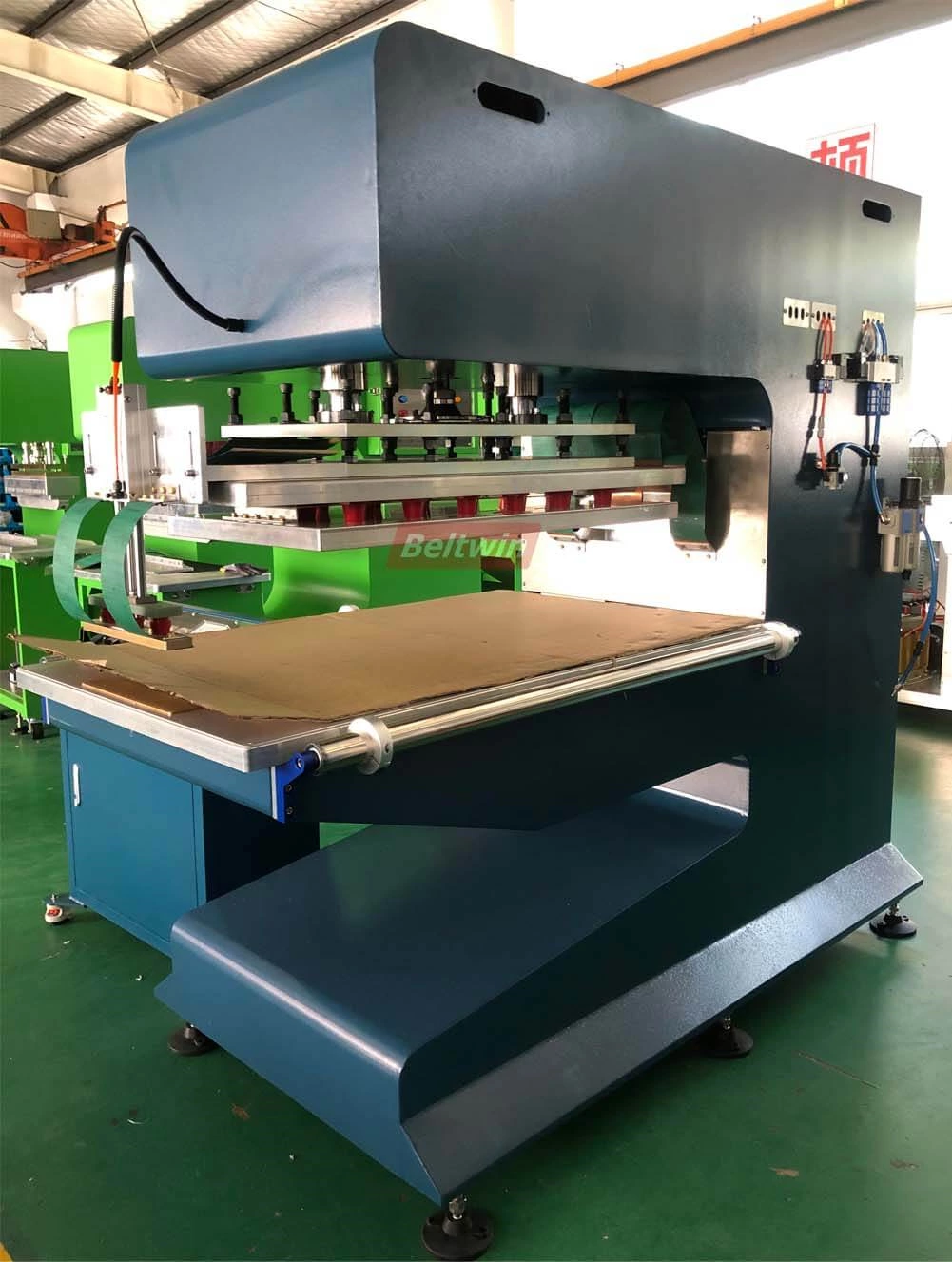 Máquina de solda de alta frequência 15KW para presilha de cinto de PVC PU, guia V, parede lateral