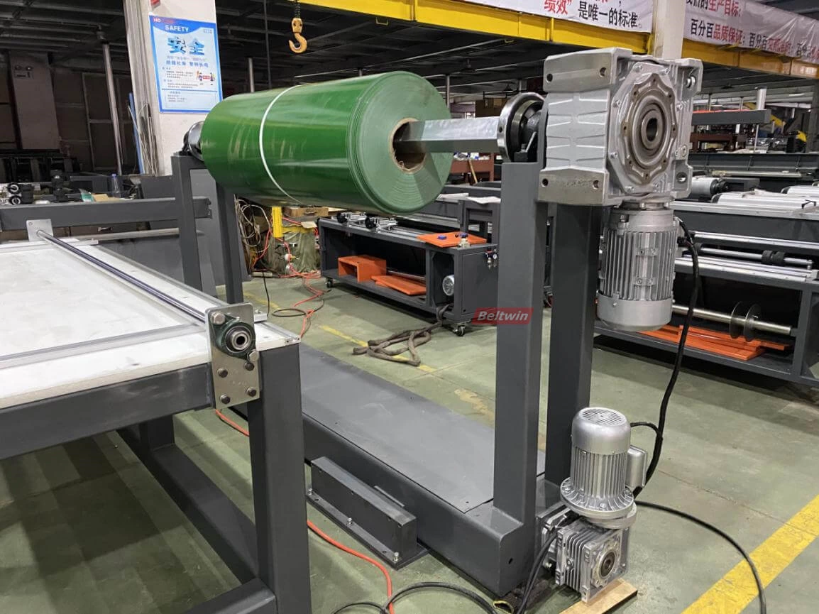 Talhadeira de correia transportadora com enrolador e rebobinador e mesa de trabalho (versão européia)