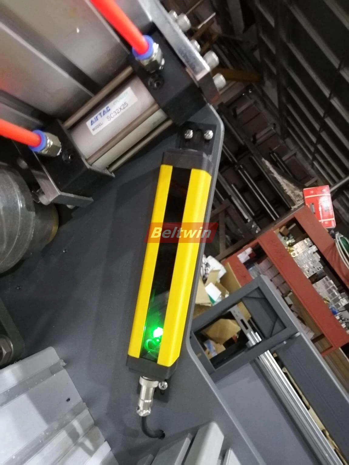 Talhadeira de correia transportadora com enrolador e rebobinador e mesa de trabalho (versão européia)