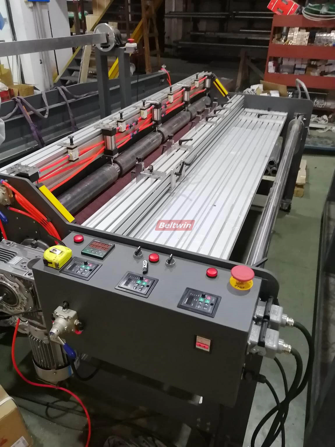 Talhadeira de correia transportadora com enrolador e rebobinador e mesa de trabalho (versão européia)