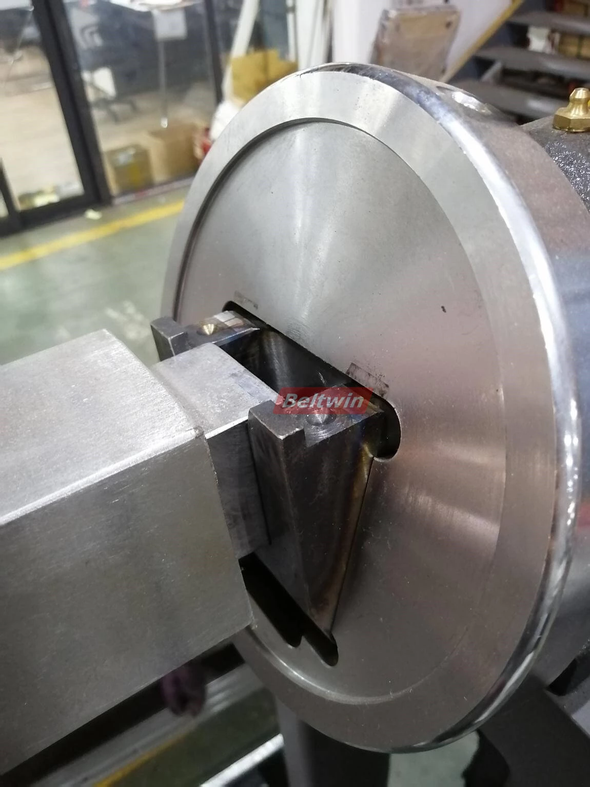 Talhadeira de correia transportadora com enrolador e rebobinador e mesa de trabalho (versão européia)