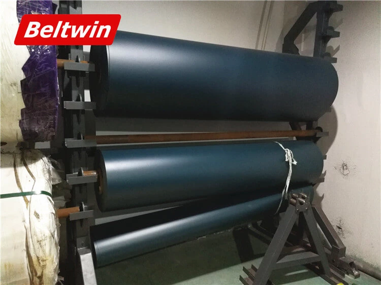 Rack de armazenamento de rolos de esteira de tecido resistente para uso no chão