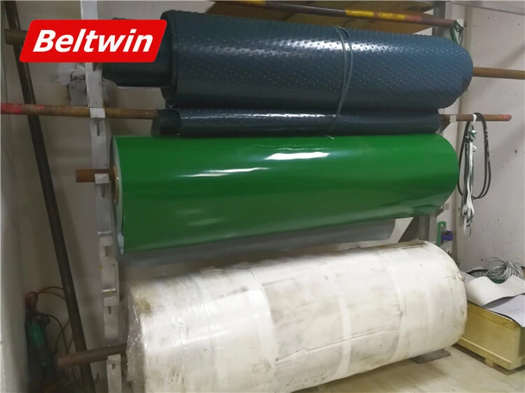 Rack de armazenamento de rolos de esteira de tecido resistente para uso no chão