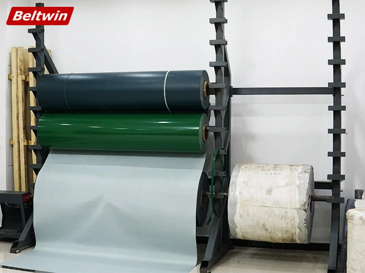 Rack de armazenamento de rolos de esteira de tecido resistente para uso no chão