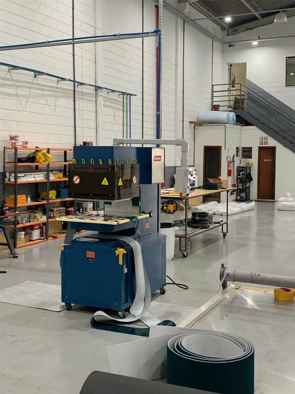 Máquina de soldar correia de alta frequência QA-1000 para guia em V/presilha/parede lateral de correia