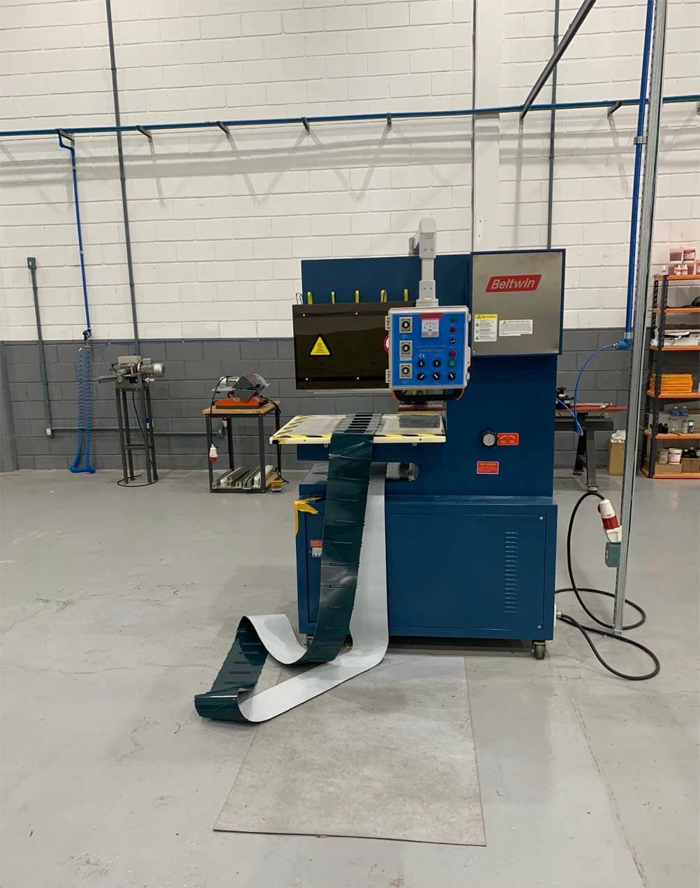 Máquina de soldar correia de alta frequência QA-1000 para guia em V/presilha/parede lateral de correia