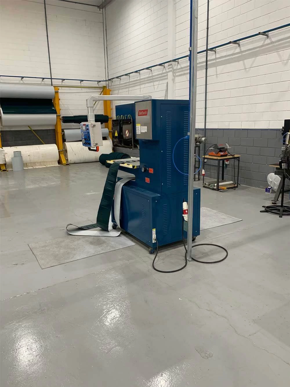 Máquina de soldar correia de alta frequência QA-1000 para guia em V/presilha/parede lateral de correia