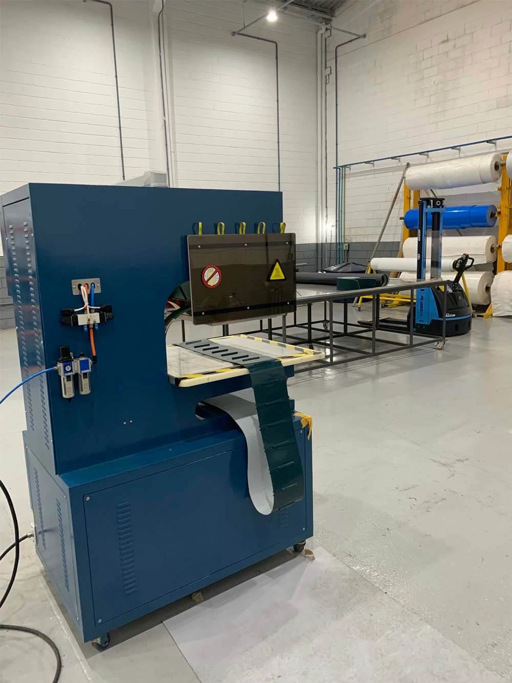 Máquina de soldar correia de alta frequência QA-1000 para guia em V/presilha/parede lateral de correia