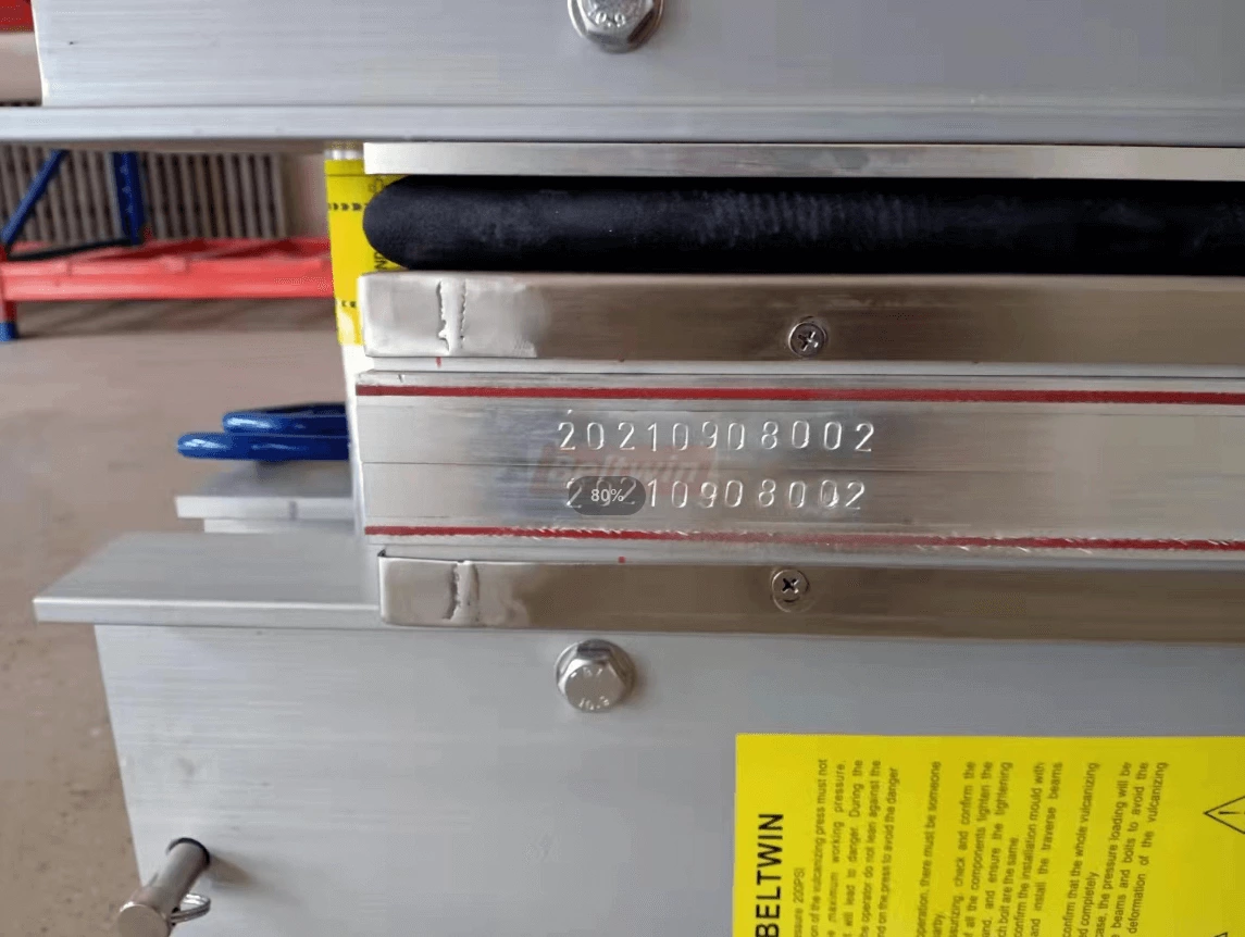 2 conjuntos de imagem de entrega do vulcanizador – largura de 1200 mm com tamanho da placa de aquecimento 690 * 1380 mm e largura de 1400 mm com 1220 * 1600 mm