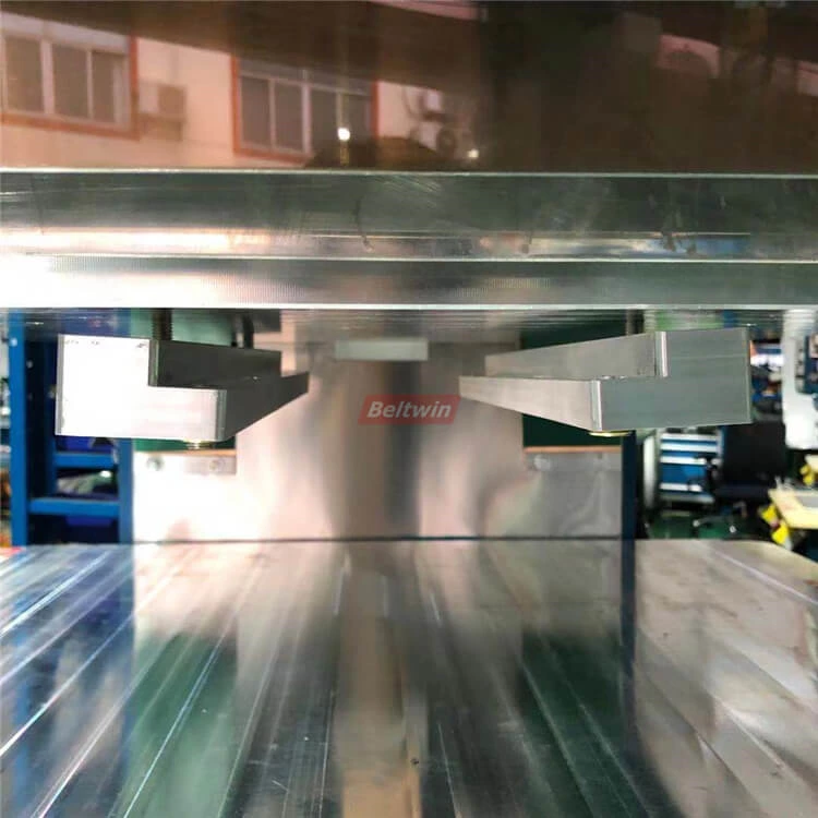 Fixe o molde de presilha/parede lateral na placa superior da máquina de alta frequência