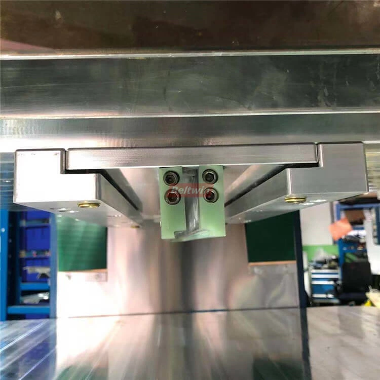 Fixe o molde de presilha/parede lateral na placa superior da máquina de alta frequência