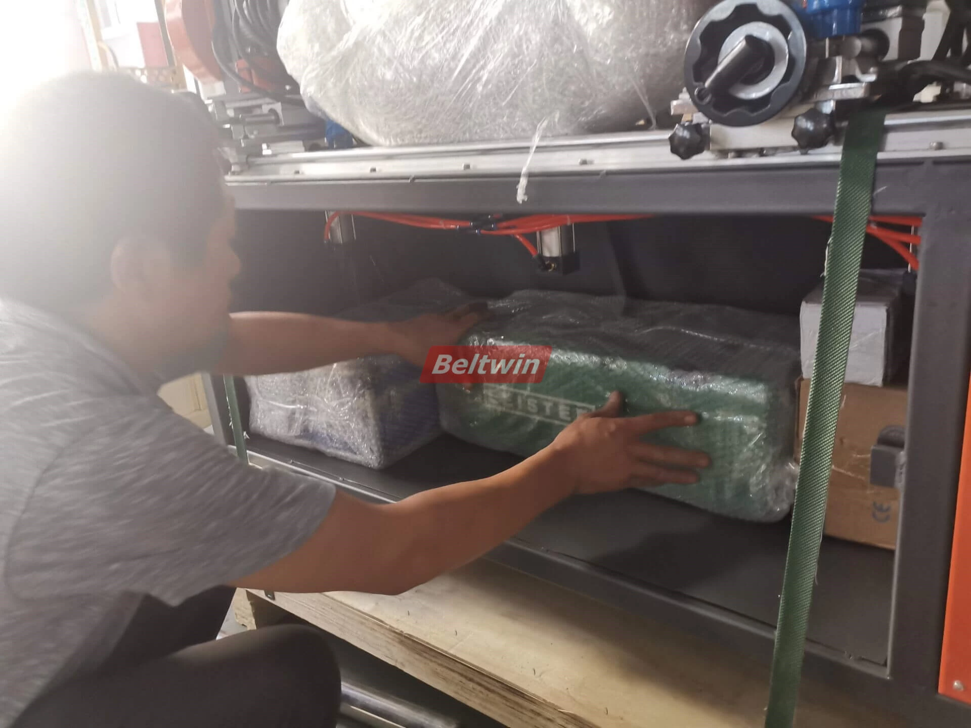 Entrega manual do perfurador de dedo ao cliente