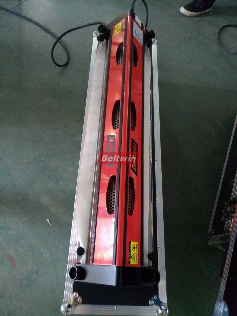 Entrega manual do perfurador de dedo ao cliente