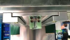 Fixe o molde de presilha/parede lateral na placa superior da máquina de alta frequência