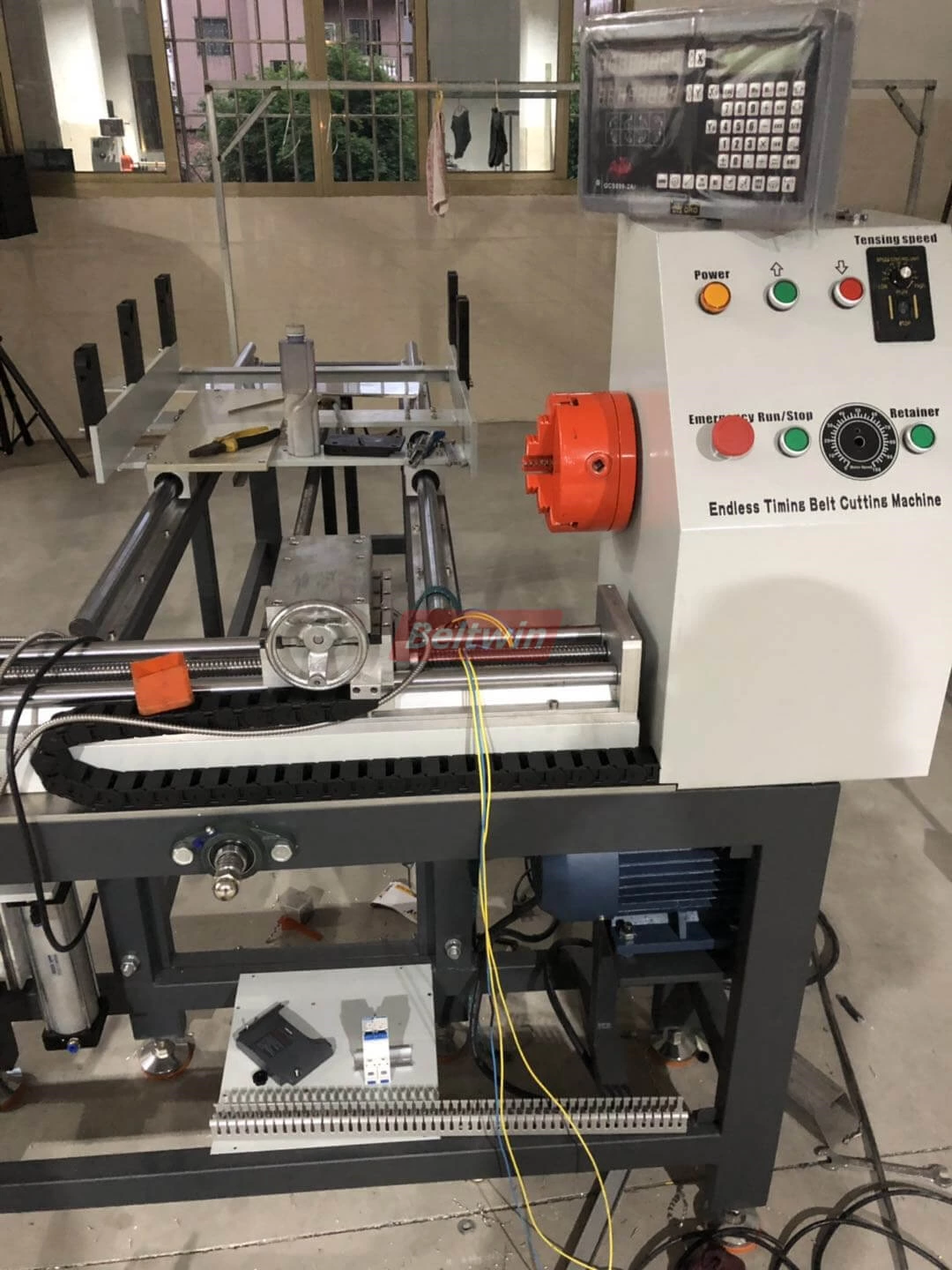 Entrega de máquina de corte de correia dentada semiautomática