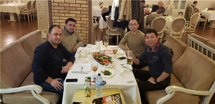Fornecer treinamento de equipamentos para clientes uzbeques