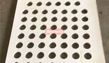 Perfure furos de 30 mm de diâmetro na correia de PVC de 8 mm de espessura