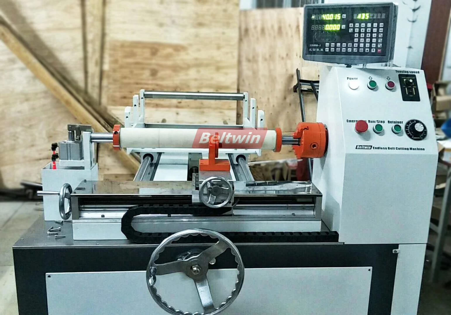 Máquina de corte de correia sem fim Beltwin entrega para a Itália