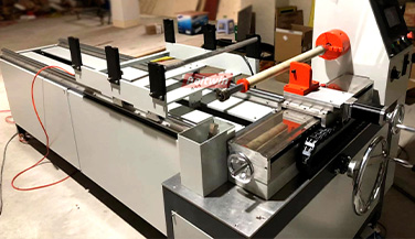 Produção automática de acabamentos da máquina de corte de correia dentada.