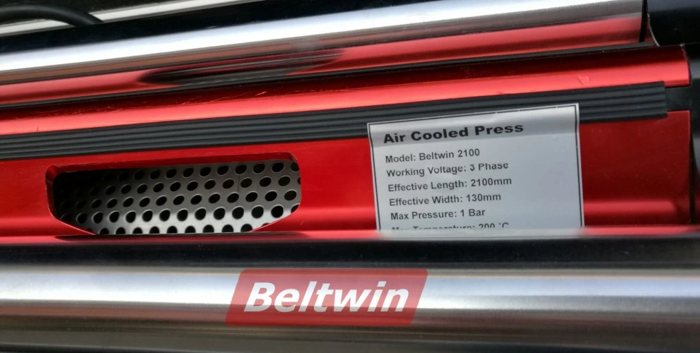 O pedido do cliente do brasil: prensa de refrigeração a ar 900mm e 2100mm