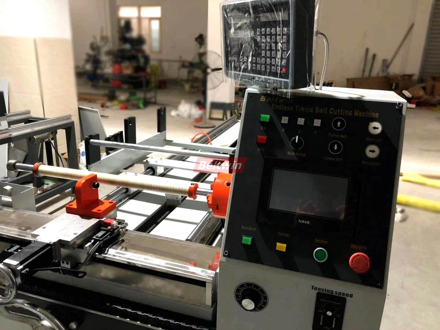 Produção automática de acabamentos da máquina de corte de correia dentada.