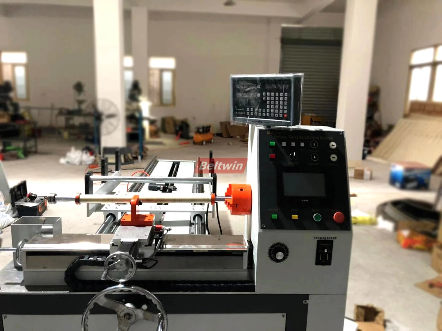 Produção automática de acabamentos da máquina de corte de correia dentada.