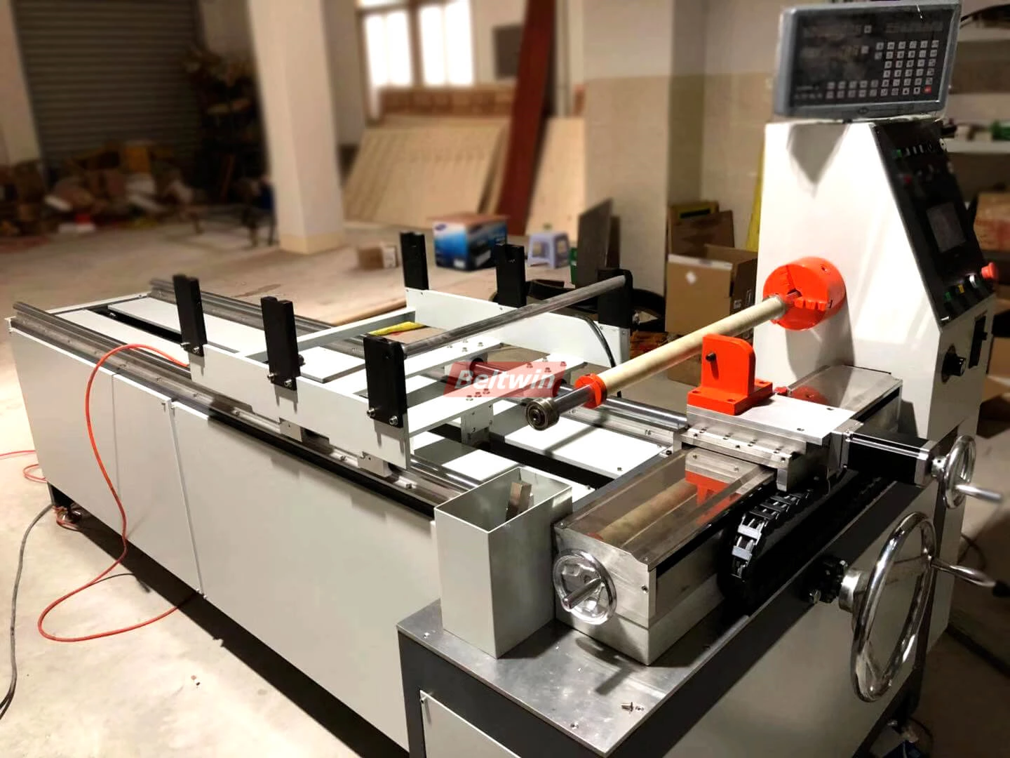 Produção automática de acabamentos da máquina de corte de correia dentada.