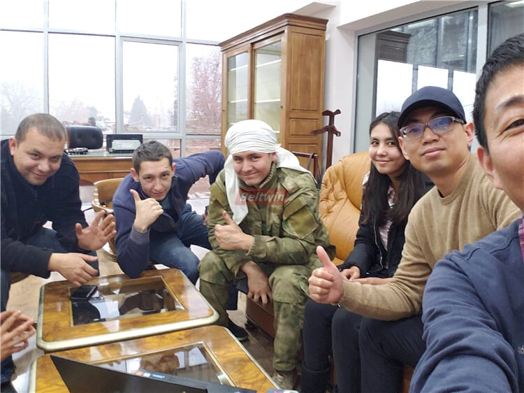 Fornecer treinamento de equipamentos para clientes uzbeques