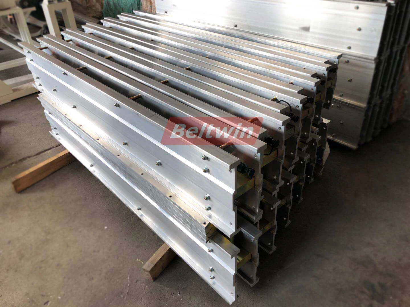 Entrega de vulcanizador tipo hidráulico Beltwin para o Irã!