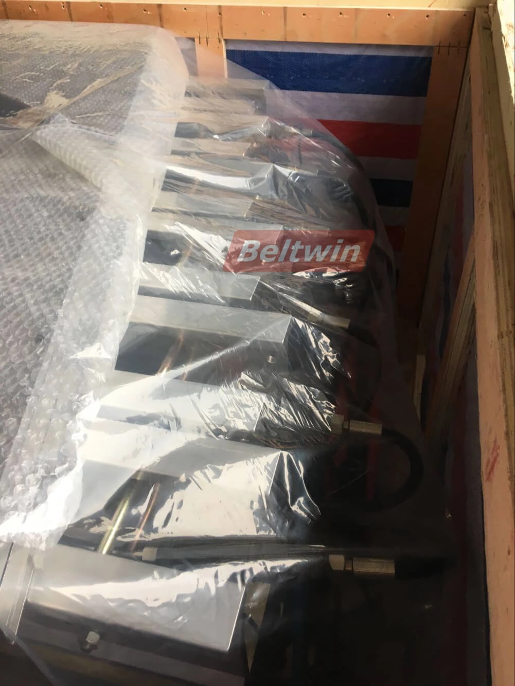 Entrega de vulcanizador tipo hidráulico Beltwin para o Irã!