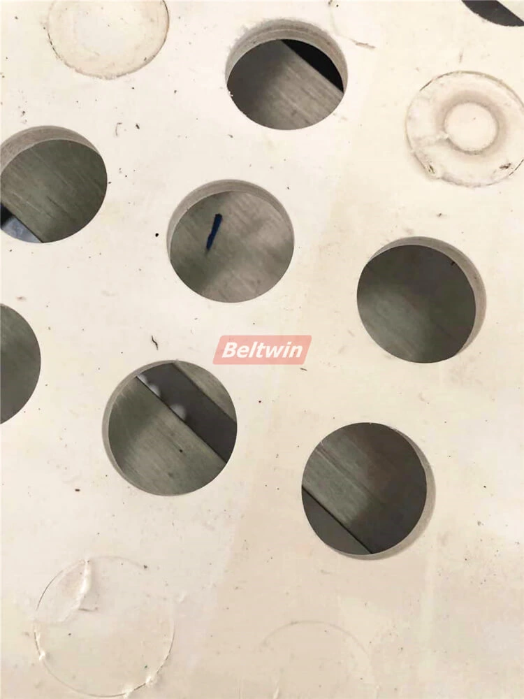 Perfure furos de 30 mm de diâmetro na correia de PVC de 8 mm de espessura