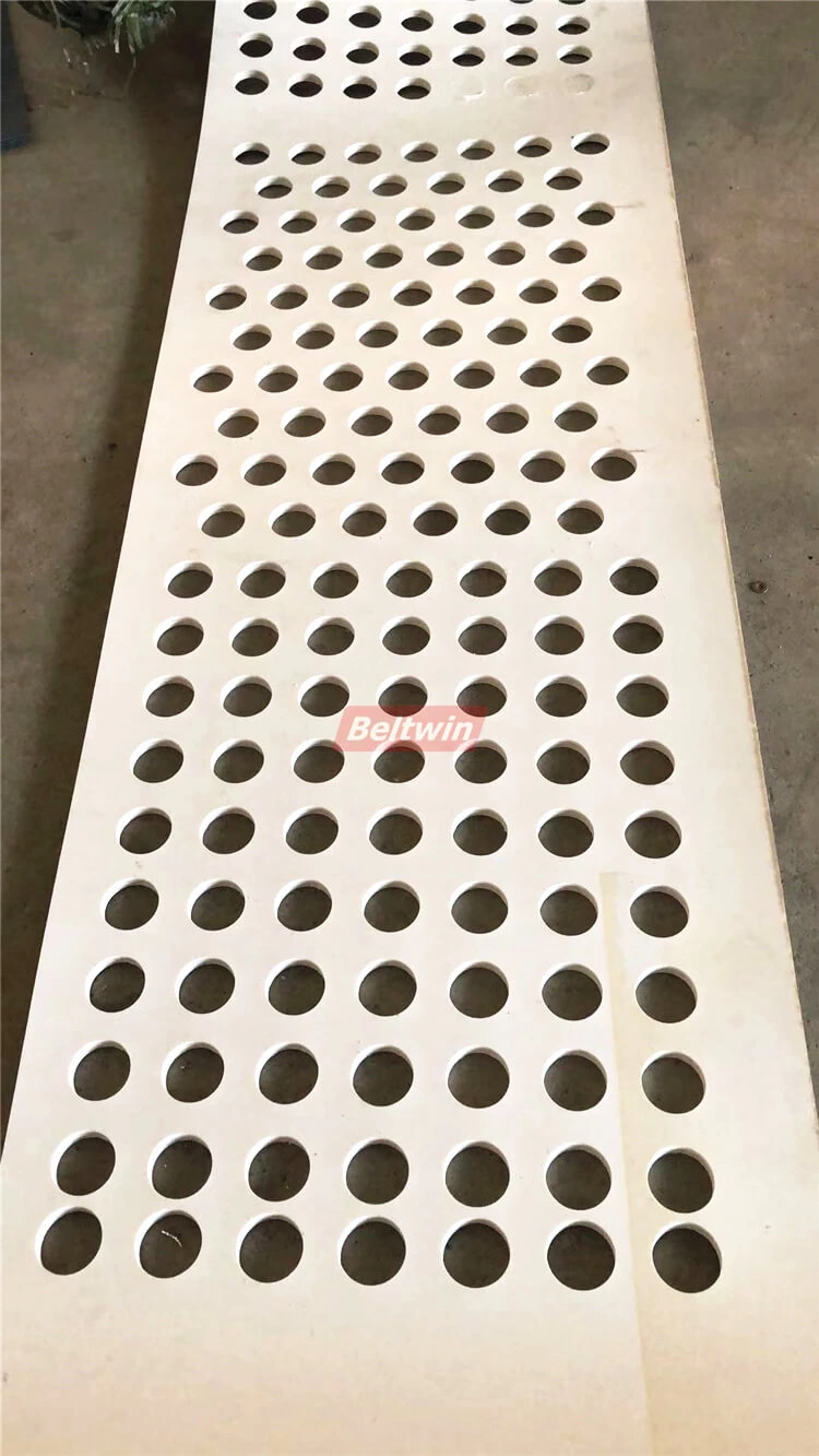 Perfure furos de 30 mm de diâmetro na correia de PVC de 8 mm de espessura