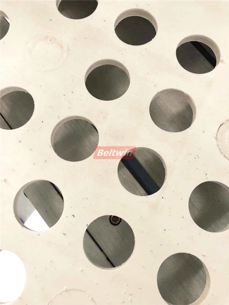 Perfure furos de 30 mm de diâmetro na correia de PVC de 8 mm de espessura