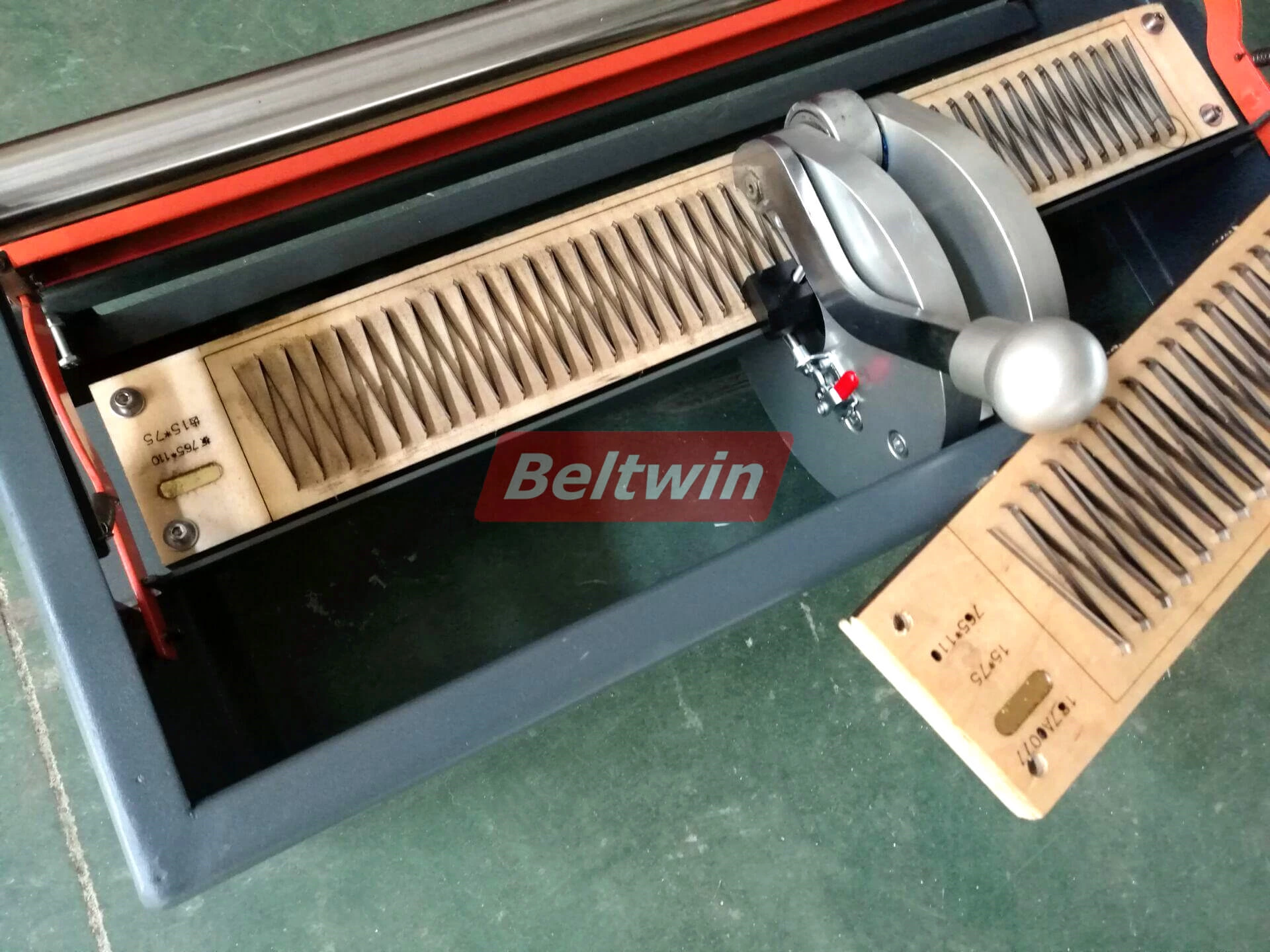 Perfurador de dedo manual Beltwin, cortador de cinto 600 e separador de dobras bem acabado, entrega urgente para a Austrália!!