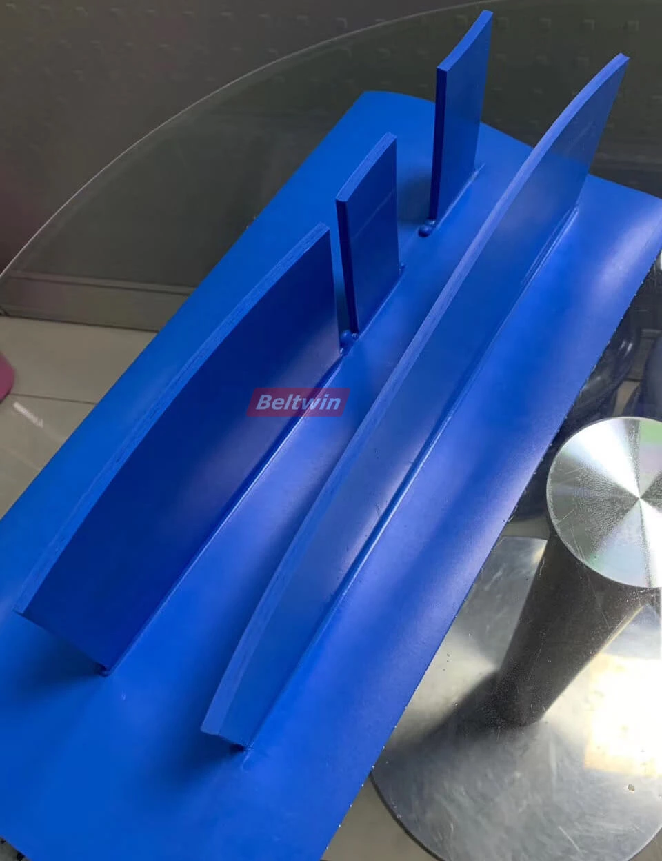 Como soldar presilha/parede lateral em correia de PU homogênea por máquina de alta frequência