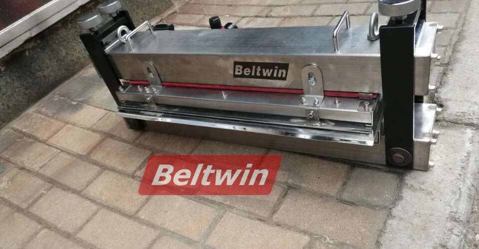 Perfurador de dedo pneumático 1600mm e prensa de refrigeração a água 600 entregam ao Paquistão