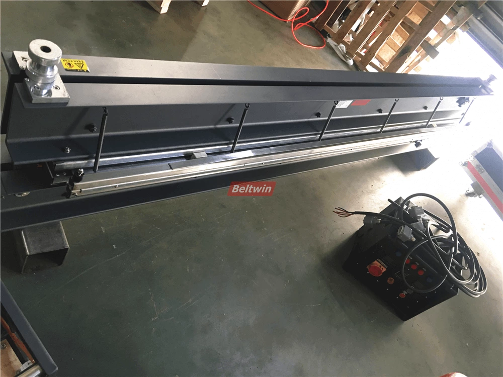 Prensa de resfriamento de água de 2600 mm (incluir caixa de controle europeia) entrega para a Estônia