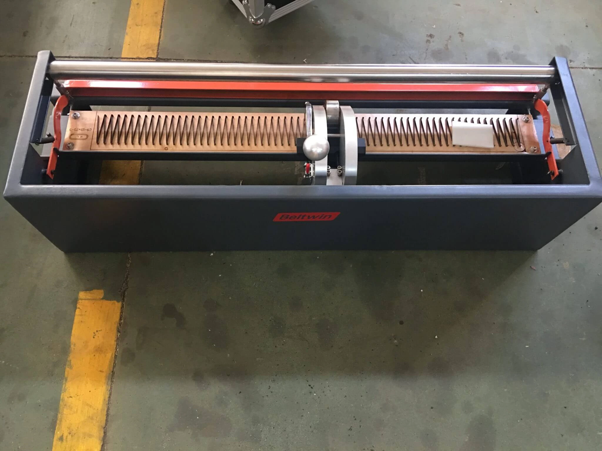 Prensa de resfriamento de água de 2600 mm (incluir caixa de controle europeia) entrega para a Estônia