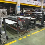 Talhadeira de correia transportadora com enrolador e rebobinador e mesa de trabalho (versão européia)