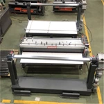 Talhadeira de correia transportadora com enrolador e rebobinador e mesa de trabalho (versão européia)