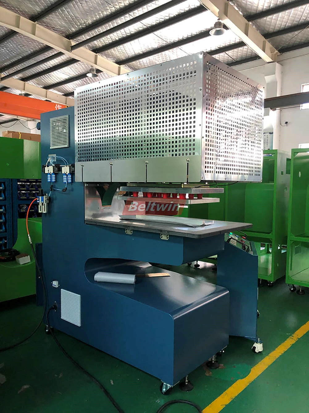 Máquina de soldadura de alta frequência QA-2000 para presilha de correia em PVC PU, guia em V, parede lateral