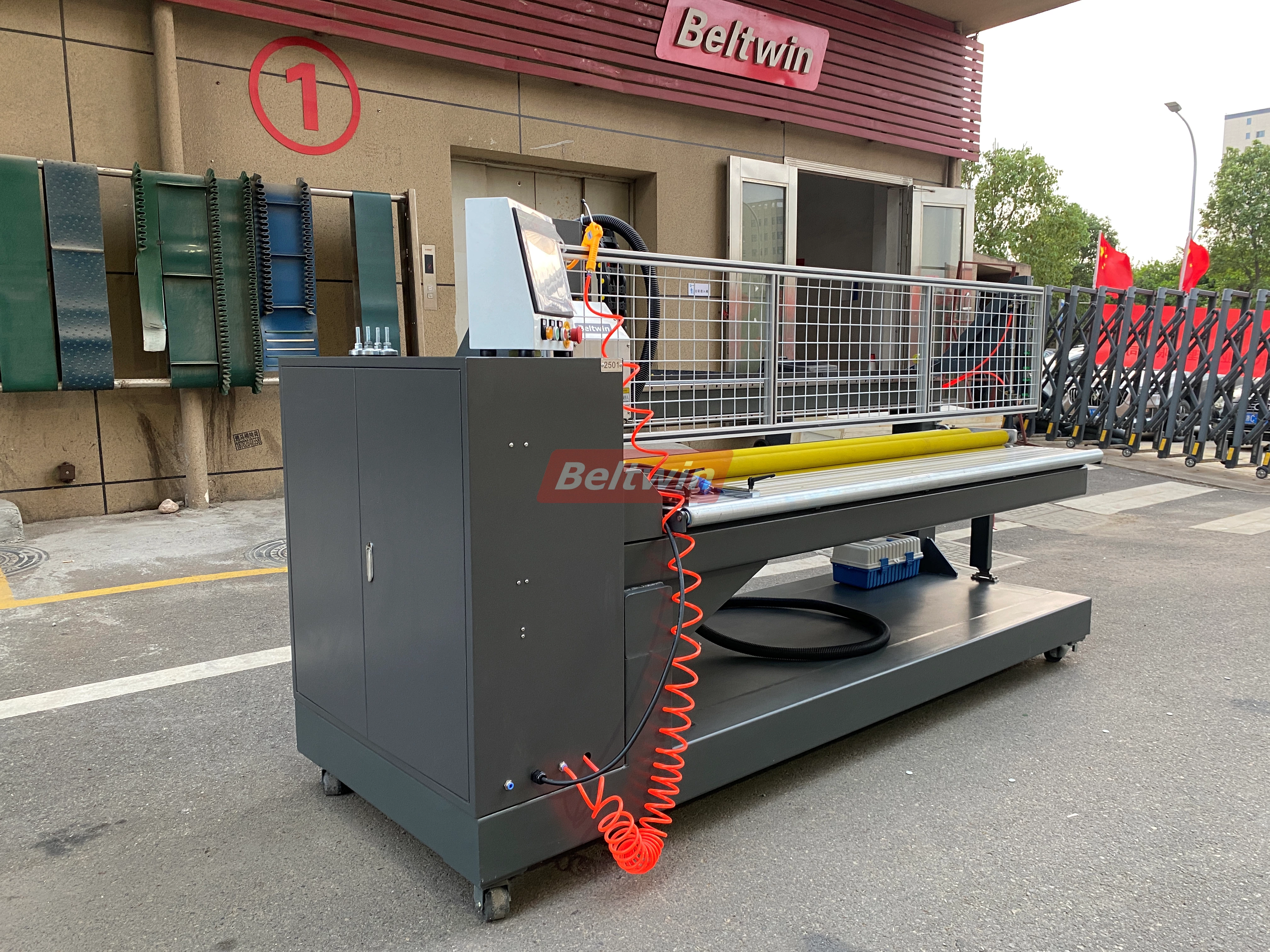 Máquina de perfuração de correias de PVC/PU TD1100-3200