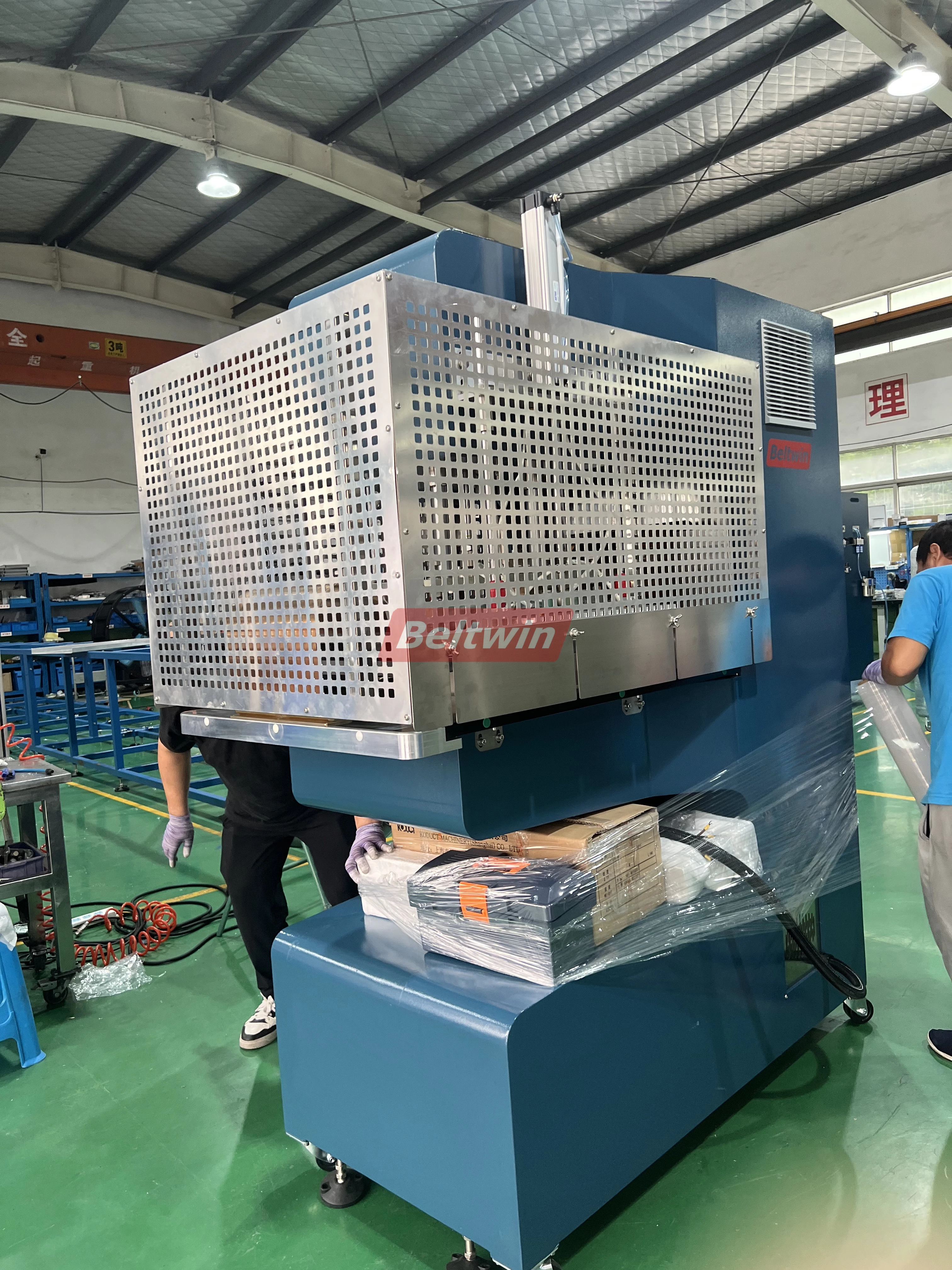 Máquina de soldadura de alta frequência QA-2000 para presilha de correia em PVC PU, guia em V, parede lateral