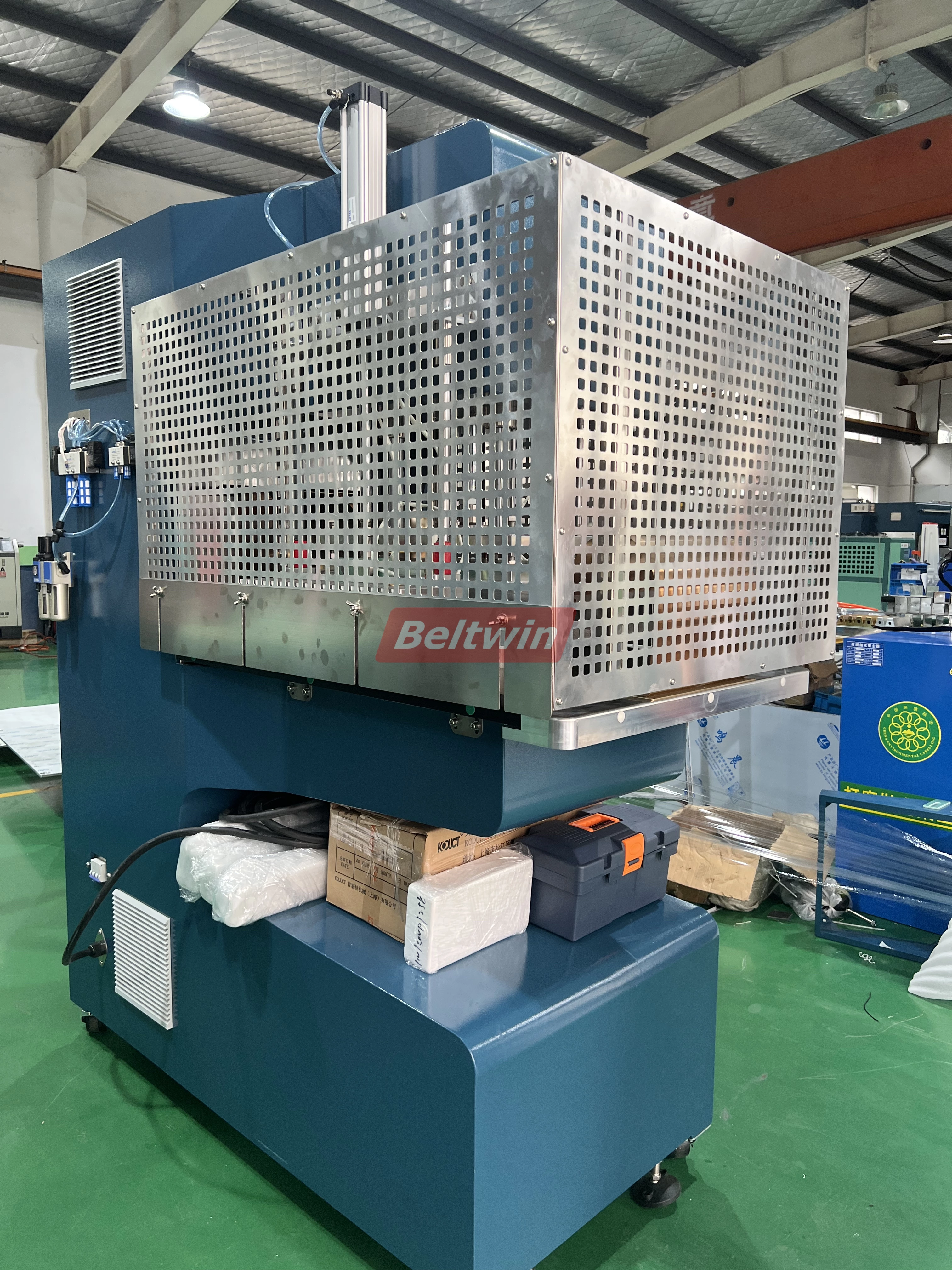 Máquina de soldadura de alta frequência QA-2000 para presilha de correia em PVC PU, guia em V, parede lateral