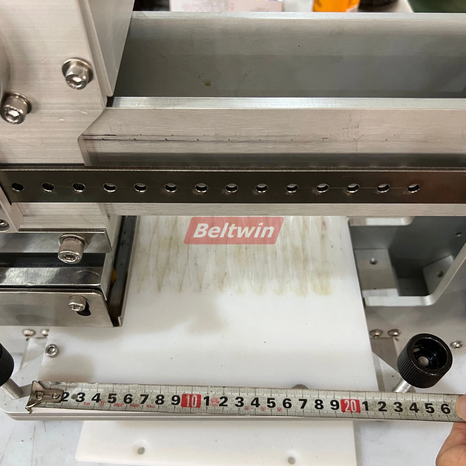 Máquina de puncionamento de correia dentada