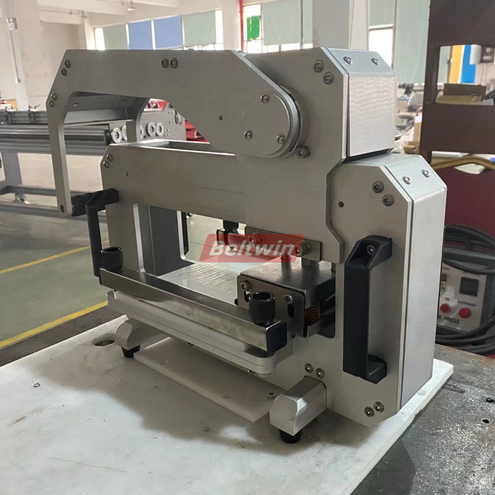 Máquina de puncionamento de correia dentada