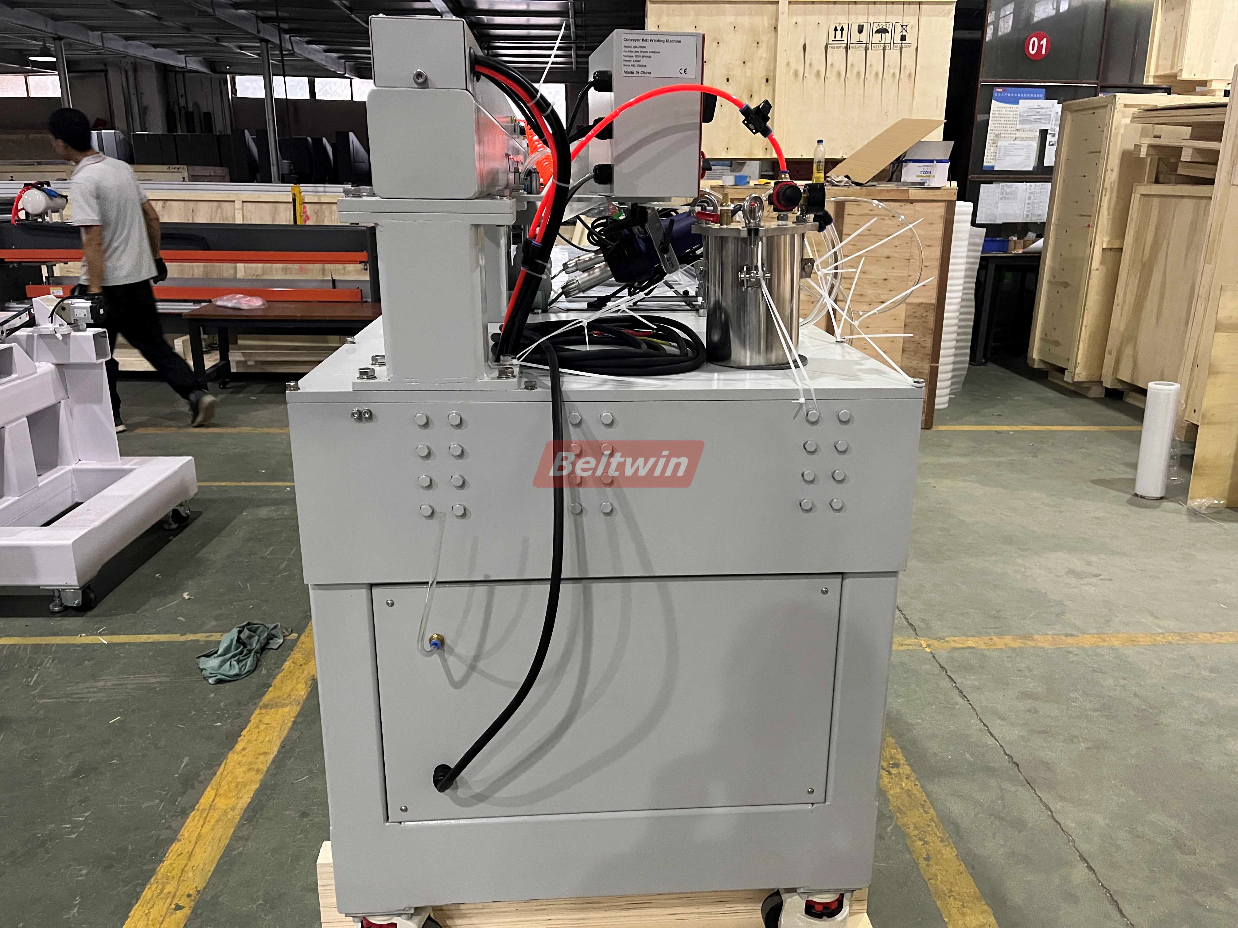 Máquina de Soldadura de Perfis Longitudinais QB1300H-2000H (Versão Europeia)