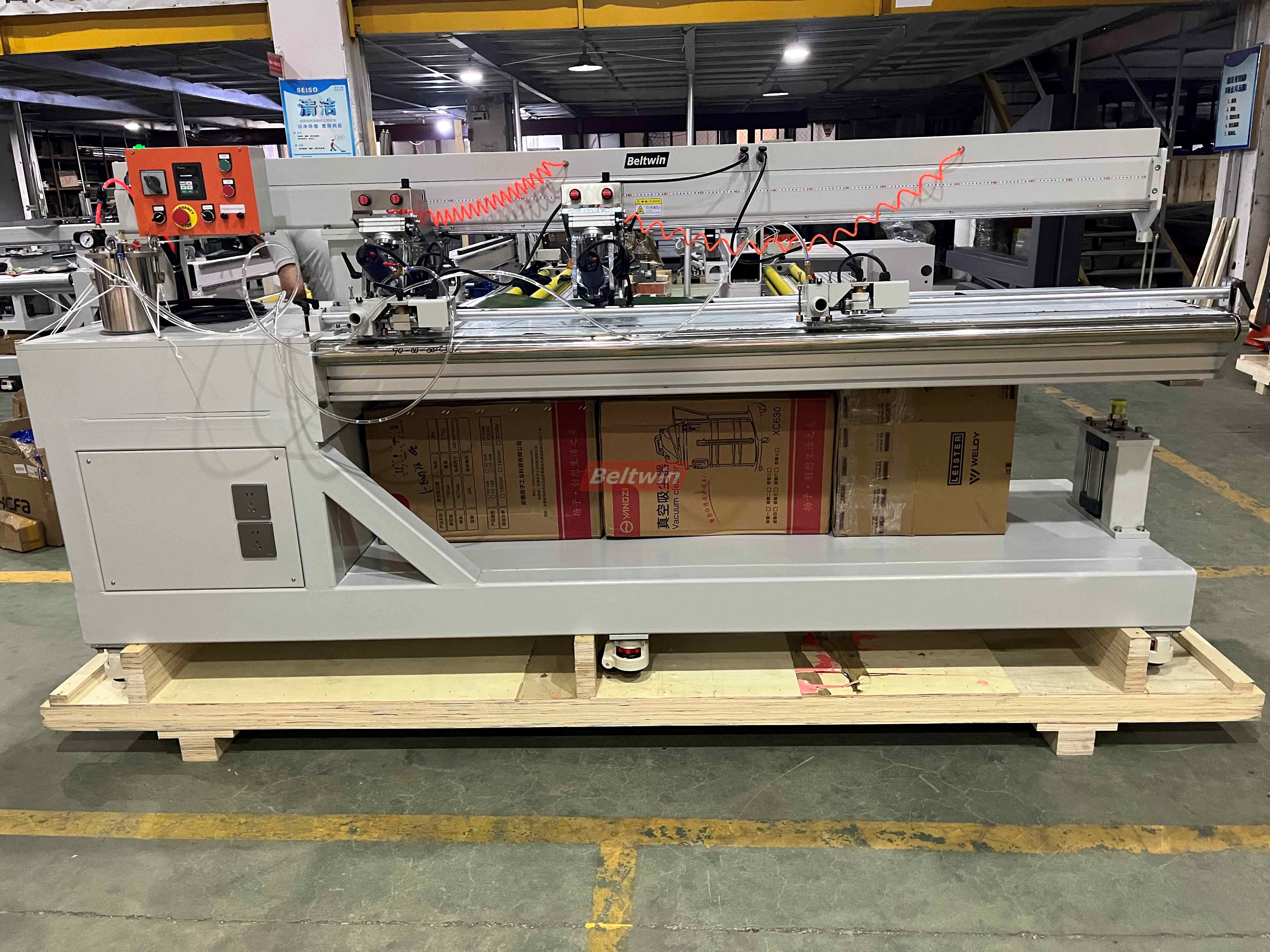 Máquina de Soldadura de Perfis Longitudinais QB1300H-2000H (Versão Europeia)